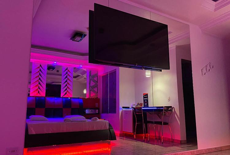 2000 Love hotel *